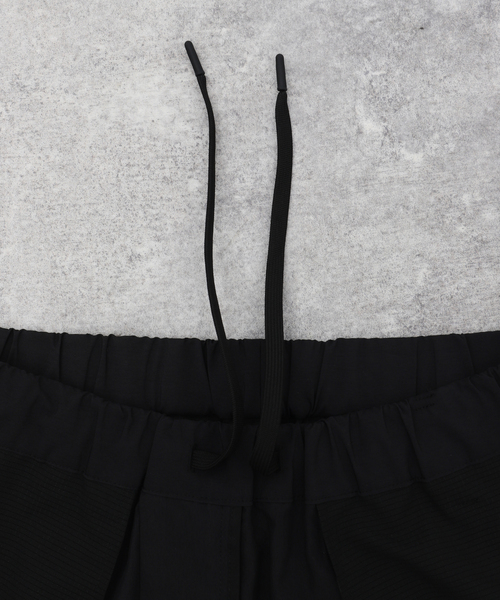 WHITE MOUNTAINEERING(ホワイトマウンテニアリング)の「【White Mountaineering】POLYESTER TAFFETA TAPERED EASY BK2471408(スラックス・メンズ・ブラック・1/2)」の4枚目の写真