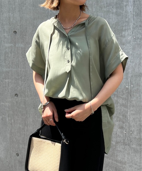 un dix cors（アンディコール）の「《ぽっちゃりさんに◎・インしなくてもかわいい》タイデザイン半袖ブラウス（シャツ/ブラウス・レディース・カーキ/レッド/ブラック・FREE）」の3枚目の写真