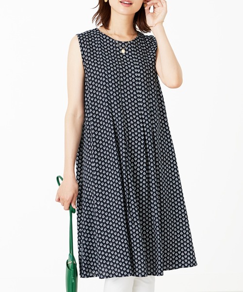 BELLUNA PLUS(ベルーナ)の「レーヨン素材ノースリーブワンピース(ワンピース・レディース・ドット/ネイビー系/ブルー系・MEDIUM/LARGE/X-LARGE)」の3枚目の写真