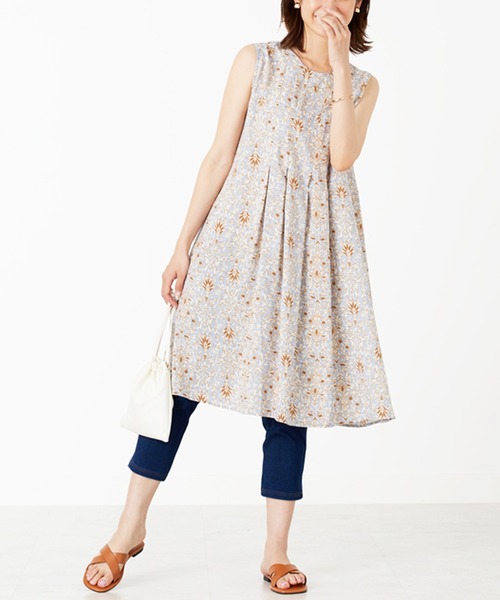 BELLUNA PLUS(ベルーナ)の「レーヨン素材ノースリーブワンピース(ワンピース・レディース・ドット/ネイビー系/ブルー系・MEDIUM/LARGE/X-LARGE)」の11枚目の写真
