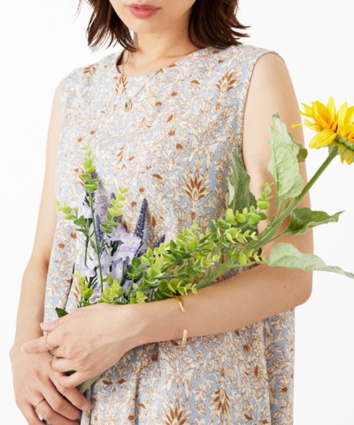 BELLUNA PLUS(ベルーナ)の「レーヨン素材ノースリーブワンピース(ワンピース・レディース・ドット/ネイビー系/ブルー系・MEDIUM/LARGE/X-LARGE)」の5枚目の写真