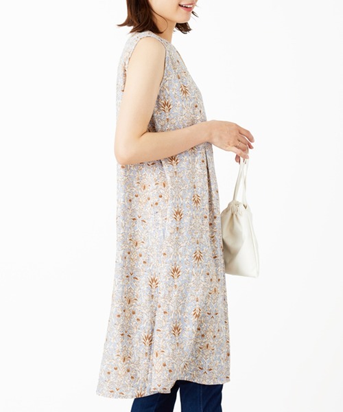 BELLUNA PLUS(ベルーナ)の「レーヨン素材ノースリーブワンピース(ワンピース・レディース・ドット/ネイビー系/ブルー系・MEDIUM/LARGE/X-LARGE)」の9枚目の写真