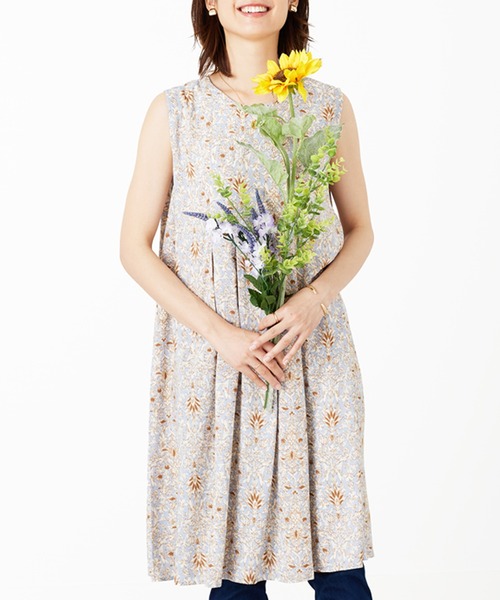 BELLUNA PLUS(ベルーナ)の「レーヨン素材ノースリーブワンピース(ワンピース・レディース・ドット/ネイビー系/ブルー系・MEDIUM/LARGE/X-LARGE)」の6枚目の写真