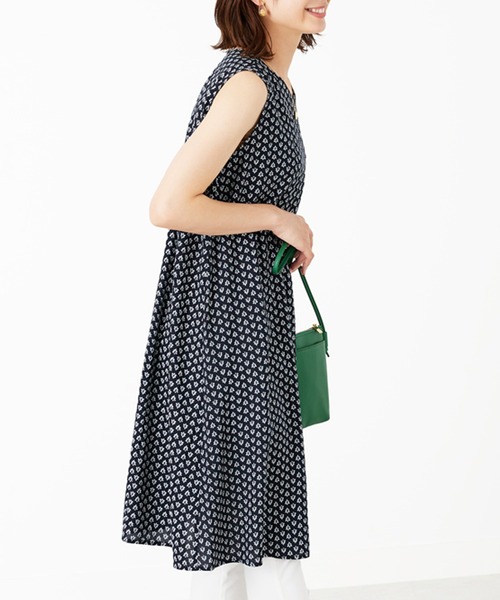 BELLUNA PLUS(ベルーナ)の「レーヨン素材ノースリーブワンピース(ワンピース・レディース・ドット/ネイビー系/ブルー系・MEDIUM/LARGE/X-LARGE)」の16枚目の写真