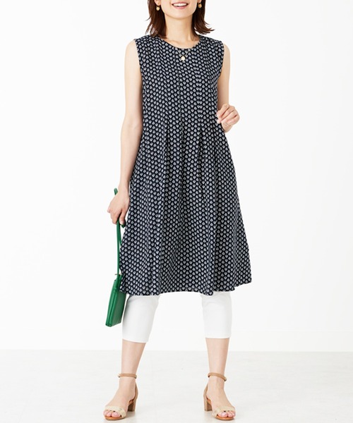 BELLUNA PLUS(ベルーナ)の「レーヨン素材ノースリーブワンピース(ワンピース・レディース・ドット/ネイビー系/ブルー系・MEDIUM/LARGE/X-LARGE)」の17枚目の写真