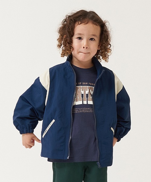 b・ROOM（ビールーム）の「【撥水加工】ビッグシルエット配色ウィンドブレーカー（ブルゾン・キッズ・エンジ/ネイビー/ブルーグリーン/キャメル・130cm/120cm/150cm/100cm/140cm/110cm）」の2枚目の写真