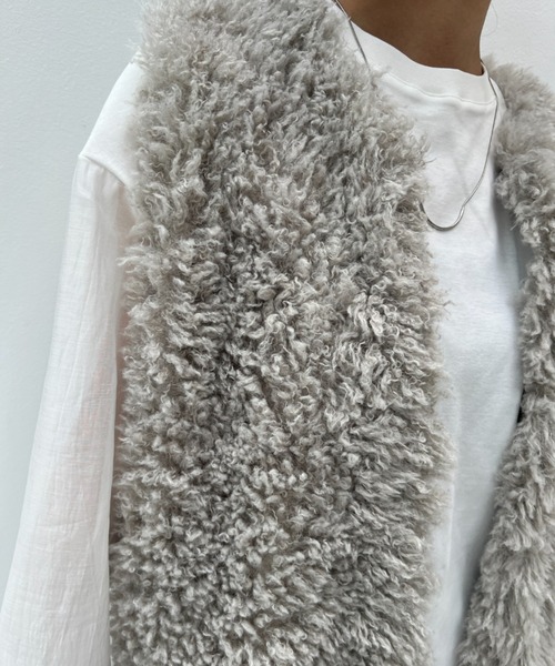 y/m(イム)の「プードルボアミドル丈ベスト(ベスト・レディース・アイボリー/グレー/ブラウン・FREE)」の1枚目の写真