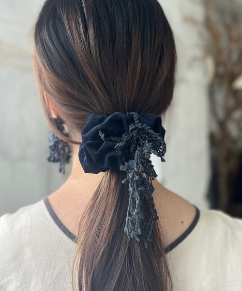 m.soeur（エムスール）の「ライラックのシュシュ（シュシュ・レディース・ブラック/グレー・FREE）」の2枚目の写真