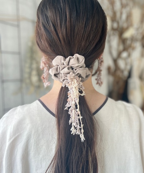 m.soeur（エムスール）の「ライラックのシュシュ（シュシュ・レディース・ブラック/グレー・FREE）」の3枚目の写真