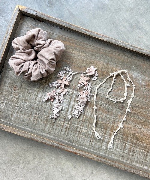 m.soeur（エムスール）の「ライラックのシュシュ（シュシュ・レディース・ブラック/グレー・FREE）」の10枚目の写真