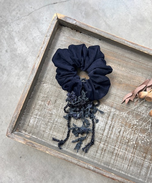 m.soeur（エムスール）の「ライラックのシュシュ（シュシュ・レディース・ブラック/グレー・FREE）」の6枚目の写真