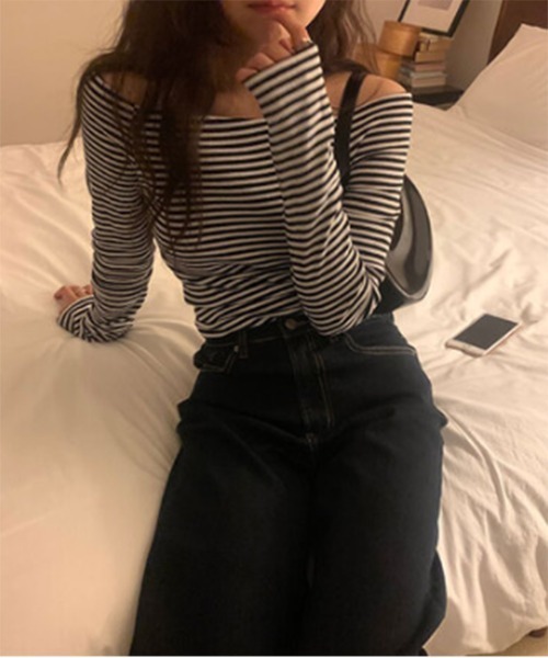 by muni:r（バイ ムニール）の「[お気に入り登録数 18,000人突破!] ストライプオフショルダーTシャツ（Tシャツ/カットソー・レディース・ブラック・FREE）」の4枚目の写真