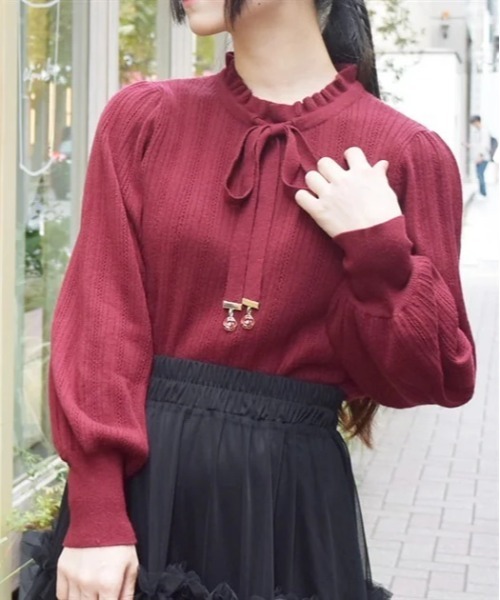 axes femme（アクシーズファム）の「花チャーム機能付リボンニット