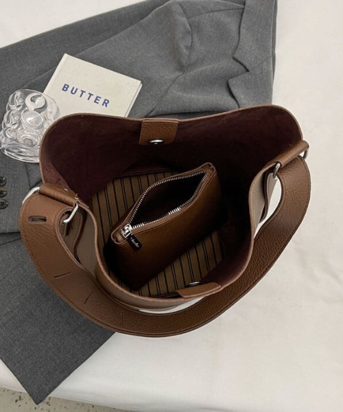 L LABEL(エルラベル)の「ポーチ付2WAYバケットワンショルダーバッグ(ショルダーバッグ・レディース・ブラック/ベージュ/ブラウン/オフホワイト/グレー・FREE)」の11枚目の写真