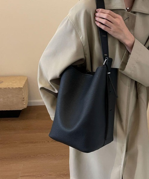 L LABEL(エルラベル)の「ポーチ付2WAYバケットワンショルダーバッグ(ショルダーバッグ・レディース・ブラック/ベージュ/ブラウン/オフホワイト/グレー・FREE)」の8枚目の写真