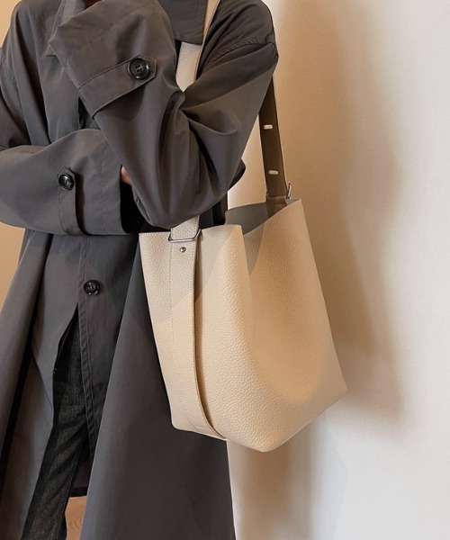 L LABEL(エルラベル)の「ポーチ付2WAYバケットワンショルダーバッグ(ショルダーバッグ・レディース・ブラック/ベージュ/ブラウン/オフホワイト/グレー・FREE)」の17枚目の写真
