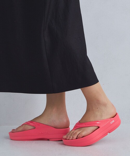 OOFOS(ウーフォス)の「<OOFOS>OOmega プラットフォーム サンダル / ウーメガ(サンダル・レディース・ベージュ/ピンク/ブラック・24cm/23cm/25cm)」の13枚目の写真