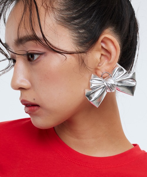Narcissus（ナルシス）の「【Narcissus】メタリックリボンピアス（ピアス（両耳用）・レディース・ブラック/シルバー・FREE）」の2枚目の写真