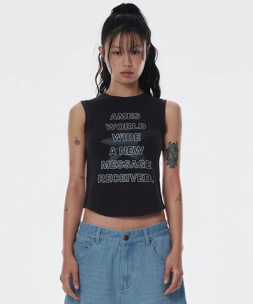 AMESWORLDWIDE（アメスワールドワイド）の「A'GEM/9 × .kom 『AMESWORLDWIDE/アメスワールドワイド』 ROUND HEM SLEEVELESS TEE/ラウンドヘムスリーブレスTEE（Tシャツ/カットソー・レディース・グレー/チャコールグレー/ホワイト・FREE）」の3枚目の写真
