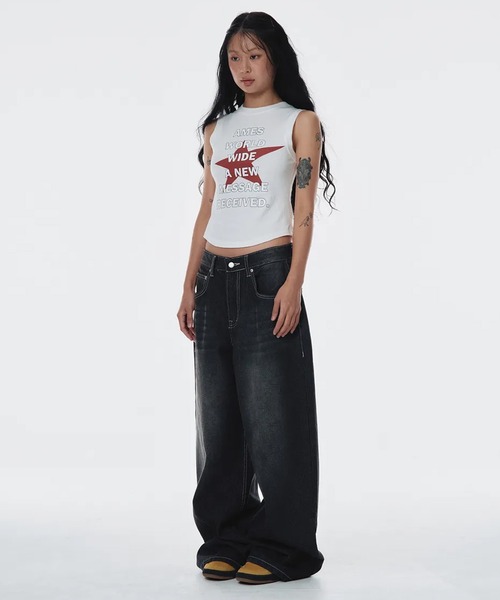 AMESWORLDWIDE（アメスワールドワイド）の「A'GEM/9 × .kom 『AMESWORLDWIDE/アメスワールドワイド』 ROUND HEM SLEEVELESS TEE/ラウンドヘムスリーブレスTEE（Tシャツ/カットソー・レディース・グレー/チャコールグレー/ホワイト・FREE）」の5枚目の写真