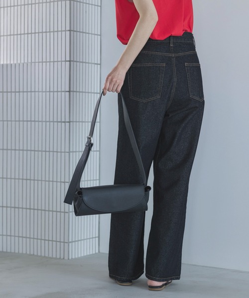 feepur(フェピュール)の「フェイクレザーラウンドショルダーバッグ(ショルダーバッグ・レディース・シルバー/ブラック・FREE)」の2枚目の写真