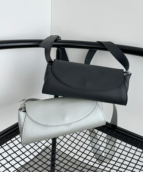 feepur(フェピュール)の「フェイクレザーラウンドショルダーバッグ(ショルダーバッグ・レディース・シルバー/ブラック・FREE)」の6枚目の写真