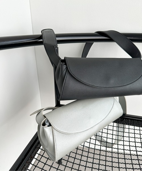 feepur(フェピュール)の「フェイクレザーラウンドショルダーバッグ(ショルダーバッグ・レディース・シルバー/ブラック・FREE)」の5枚目の写真