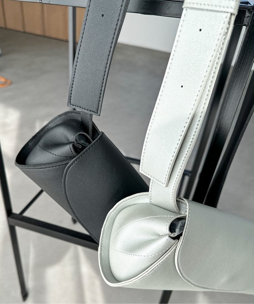 feepur(フェピュール)の「フェイクレザーラウンドショルダーバッグ(ショルダーバッグ・レディース・シルバー/ブラック・FREE)」の7枚目の写真