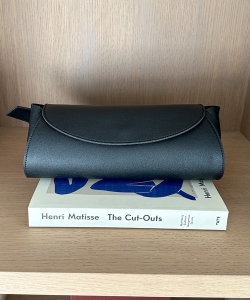 feepur(フェピュール)の「フェイクレザーラウンドショルダーバッグ(ショルダーバッグ・レディース・シルバー/ブラック・FREE)」の3枚目の写真