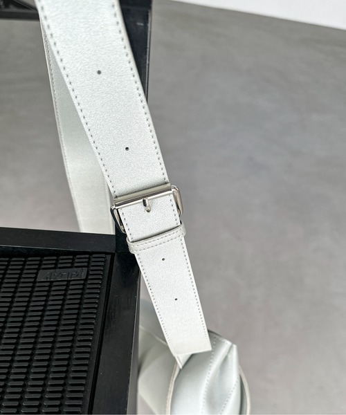 feepur(フェピュール)の「フェイクレザーラウンドショルダーバッグ(ショルダーバッグ・レディース・シルバー/ブラック・FREE)」の9枚目の写真