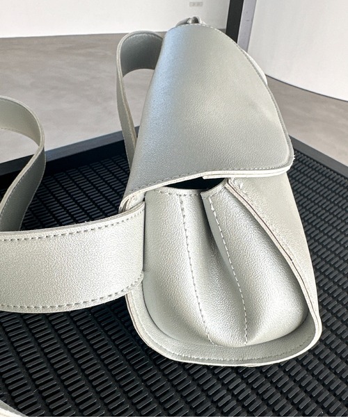 feepur(フェピュール)の「フェイクレザーラウンドショルダーバッグ(ショルダーバッグ・レディース・シルバー/ブラック・FREE)」の10枚目の写真