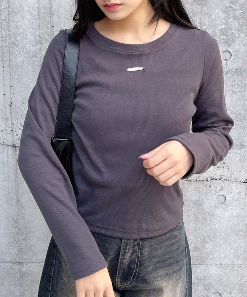 INGNI(イング)の「GOLDプレートテレコ長袖ピタTシャツ(Tシャツ/カットソー・レディース・オフホワイト/チャコールグレー/ブラック・M)」の3枚目の写真