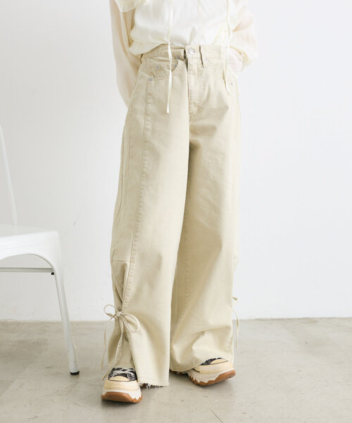 w closet（ダブルクローゼット）の「【２サイズ展開】裾リボンワイドデニムパンツ（デニムパンツ・レディース・ベージュ/ピンク/ブルー・SMALL/MEDIUM）」の2枚目の写真