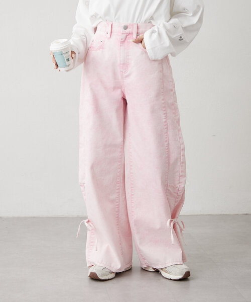 w closet（ダブルクローゼット）の「【２サイズ展開】裾リボンワイドデニムパンツ（デニムパンツ・レディース・ベージュ/ピンク/ブルー・SMALL/MEDIUM）」の3枚目の写真