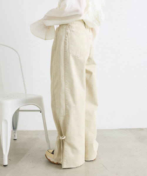 w closet（ダブルクローゼット）の「【２サイズ展開】裾リボンワイドデニムパンツ（デニムパンツ・レディース・ベージュ/ピンク/ブルー・SMALL/MEDIUM）」の6枚目の写真