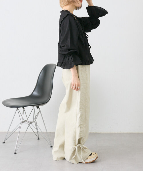 w closet（ダブルクローゼット）の「【２サイズ展開】裾リボンワイドデニムパンツ（デニムパンツ・レディース・ベージュ/ピンク/ブルー・SMALL/MEDIUM）」の12枚目の写真