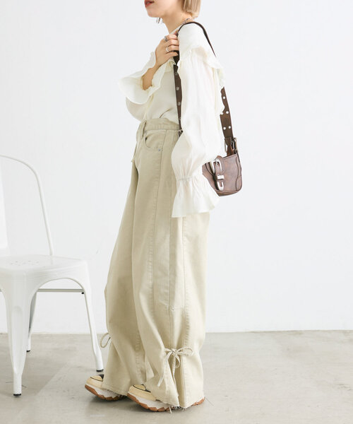 w closet（ダブルクローゼット）の「【２サイズ展開】裾リボンワイドデニムパンツ（デニムパンツ・レディース・ベージュ/ピンク/ブルー・SMALL/MEDIUM）」の15枚目の写真