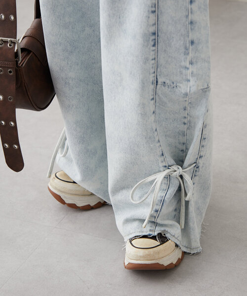 w closet（ダブルクローゼット）の「【２サイズ展開】裾リボンワイドデニムパンツ（デニムパンツ・レディース・ベージュ/ピンク/ブルー・SMALL/MEDIUM）」の21枚目の写真