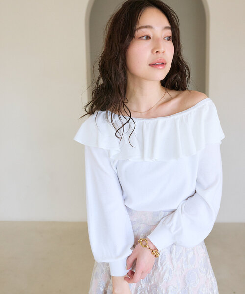 La boutique BonBon（ラブティックボンボン）の「【最強愛されニット】スパンコールラッフルオフショルニット（ニット/セーター・レディース・サックスブルー/ホワイト/ピンク・FREE）」の2枚目の写真