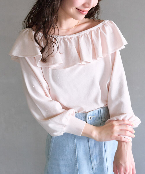 La boutique BonBon（ラブティックボンボン）の「【最強愛されニット】スパンコールラッフルオフショルニット（ニット/セーター・レディース・サックスブルー/ホワイト/ピンク・FREE）」の3枚目の写真