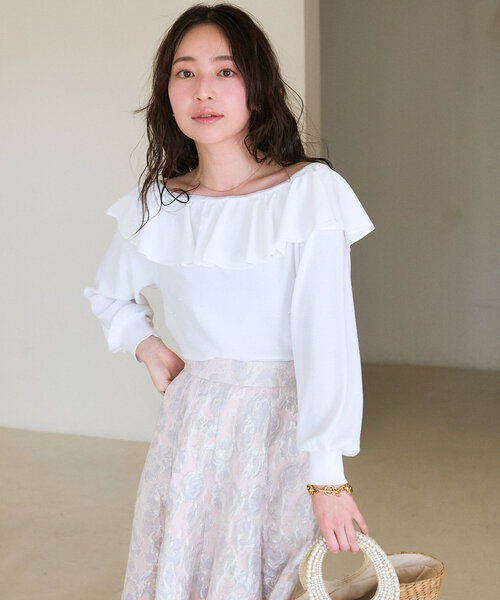 La boutique BonBon（ラブティックボンボン）の「【最強愛されニット】スパンコールラッフルオフショルニット（ニット/セーター・レディース・サックスブルー/ホワイト/ピンク・FREE）」の4枚目の写真