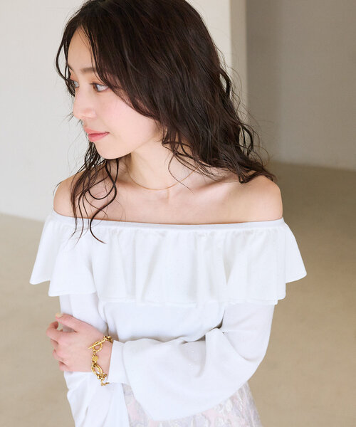 La boutique BonBon（ラブティックボンボン）の「【最強愛されニット】スパンコールラッフルオフショルニット（ニット/セーター・レディース・サックスブルー/ホワイト/ピンク・FREE）」の9枚目の写真