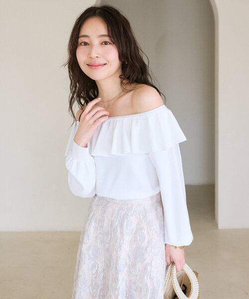 La boutique BonBon（ラブティックボンボン）の「【最強愛されニット】スパンコールラッフルオフショルニット（ニット/セーター・レディース・サックスブルー/ホワイト/ピンク・FREE）」の10枚目の写真