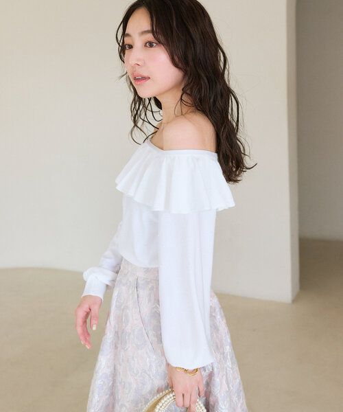 La boutique BonBon（ラブティックボンボン）の「【最強愛されニット】スパンコールラッフルオフショルニット（ニット/セーター・レディース・サックスブルー/ホワイト/ピンク・FREE）」の12枚目の写真