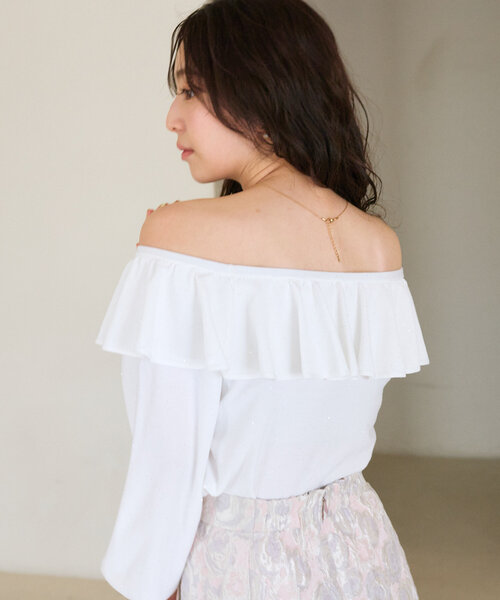 La boutique BonBon（ラブティックボンボン）の「【最強愛されニット】スパンコールラッフルオフショルニット（ニット/セーター・レディース・サックスブルー/ホワイト/ピンク・FREE）」の13枚目の写真