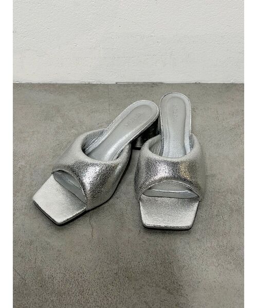 MURUA（ムルーア）の「メタリックパフミュール（パンプス・レディース・ブラック/シルバー・24.5/23.5）」の2枚目の写真