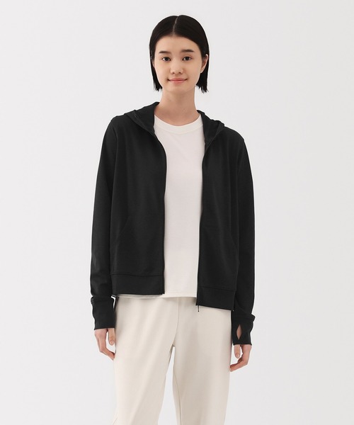 無印良品（ムジルシリョウヒン）の「婦人　ＵＶカット乾きやすいフルジップパーカ（パーカー・レディース・ピンク/スモーキーグリーン系/ブラック/グレー系/オフホワイト・XL/L/M/S）」の2枚目の写真