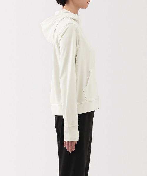 無印良品（ムジルシリョウヒン）の「婦人　ＵＶカット乾きやすいフルジップパーカ（パーカー・レディース・ピンク/スモーキーグリーン系/ブラック/グレー系/オフホワイト・XL/L/M/S）」の7枚目の写真