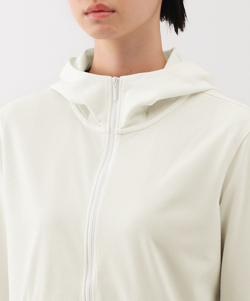 無印良品（ムジルシリョウヒン）の「婦人　ＵＶカット乾きやすいフルジップパーカ（パーカー・レディース・ピンク/スモーキーグリーン系/ブラック/グレー系/オフホワイト・XL/L/M/S）」の9枚目の写真