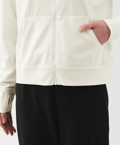 無印良品（ムジルシリョウヒン）の「婦人　ＵＶカット乾きやすいフルジップパーカ（パーカー・レディース・ピンク/スモーキーグリーン系/ブラック/グレー系/オフホワイト・XL/L/M/S）」の10枚目の写真